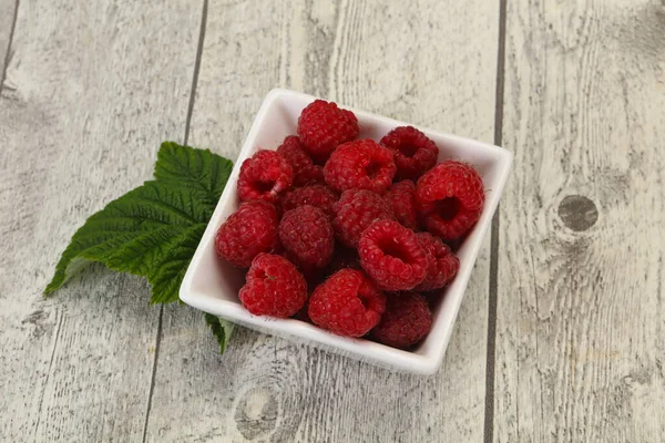 Rote Helle Reife Süße Himbeere Mit Blatt — Stockfoto