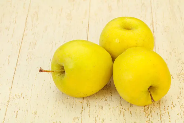 Manzanas Doradas Dulces Maduras Sabrosas Sobre Fondo — Foto de Stock