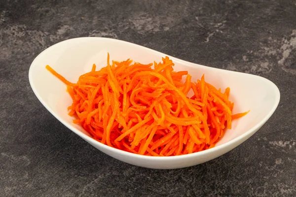 碗里有辣味的韩国胡萝卜 — 图库照片
