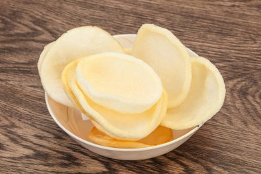 Asya usülü - kâsede ev yapımı karides cipsi