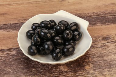 Kasede marine edilmiş siyah zeytin.