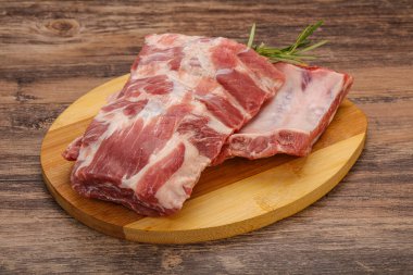 Çiğ domuz kaburgası pişirmek için biberiye servis edilir.