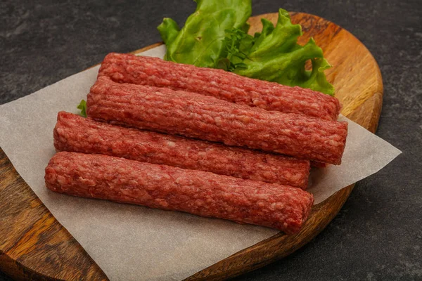 Saucisses Bœuf Crues Aux Épices Pour Grill — Photo