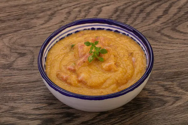 Peas cream soup with smoked pork ribs — Stock Image Peas Cream Soup Smoked Pork Ribs Stock Picture