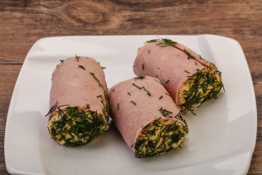 Peynirli ve sarımsaklı jambonlu sandviç.