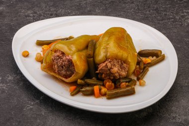 Doldurulmuş dolma dolma biber, et ve pilav.