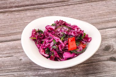 Bitki ve baharatlı kırmızı lahana turşusu