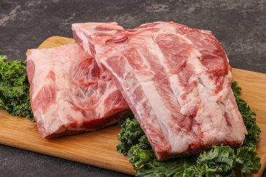 Lezzetli yemek için çiğ domuz kaburgası.