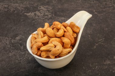 Kavrulmuş kaju yığını kasede