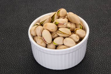 Fıstık ezmesi kabın içinde.