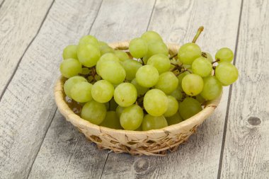 Olgun taze yeşil üzüm dalı