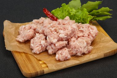 Ev yapımı kıymalı domuz eti pişirmeye hazır.