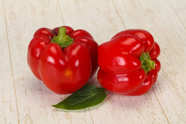 Pimiento Rojo Maduro Sobre Fondo Madera — Foto de Stock