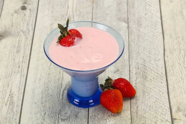 Yogurt Latte Con Fragola Nella Ciotola — Foto Stock