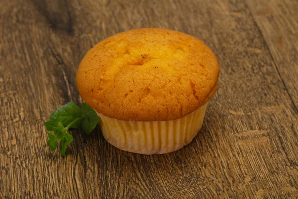 Zoete Smakelijke Muffin Geserveerd Muntblad — Stockfoto