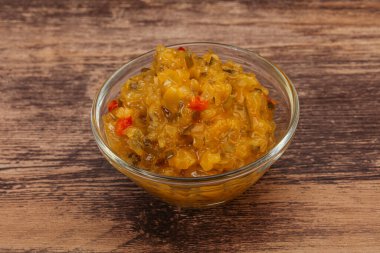 Salatalık ve hardal tohumlu sos.