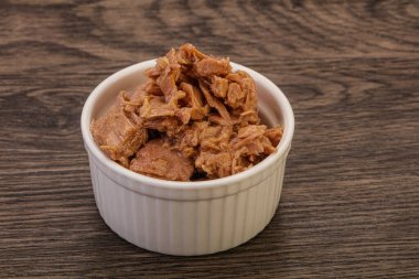 Salata için konserve ton balığı filetosu.