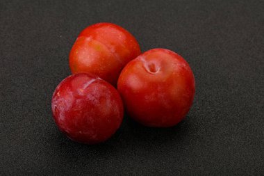 Olgun tatlı kırmızı erik yığını