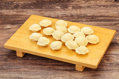 Pişirmek için çiğ etli börek.