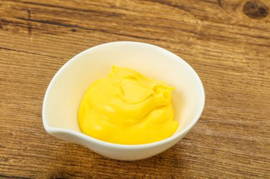 Tabaktaki doğal lezzetli peynir sosu