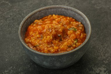 Geleneksel Gürcistan Kharço çorbası. Et ve baharatlı.