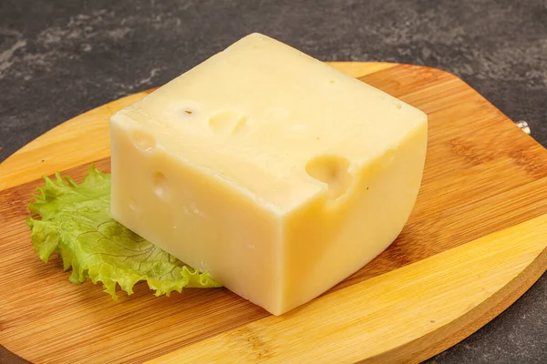 Emmental Τυρί Πάνω Από Ξύλινο Διοικητικό Συμβούλιο Σερβίρεται Σαλάτα — Φωτογραφία Αρχείου