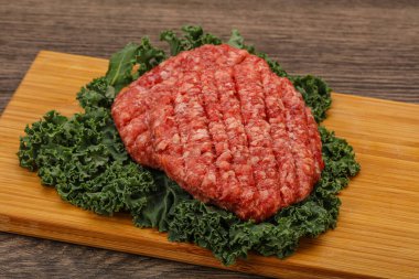 Izgara için çiğ sığır eti pirzolası.