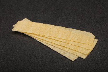 Doğal yağ ve tuzlu patates cipsi yığını. 