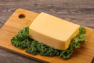 Lezzetli sarı Tilsiter peyniri.