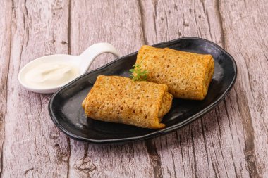 Ekşi kremalı krep.