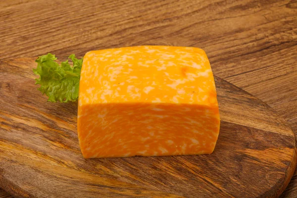 ボード上のデイリーマーブルチーズレンガ — ストック写真