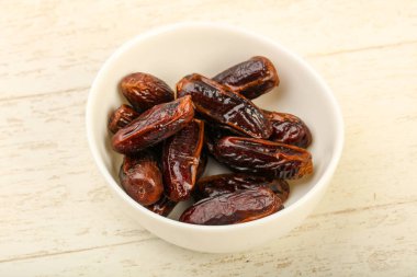 Meyve kabında tatlı hurmalar.