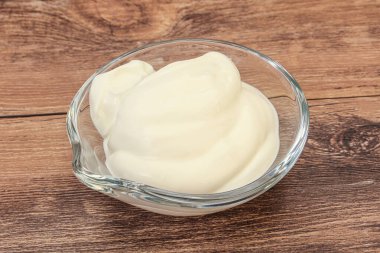 Süt ekşi krema kasede