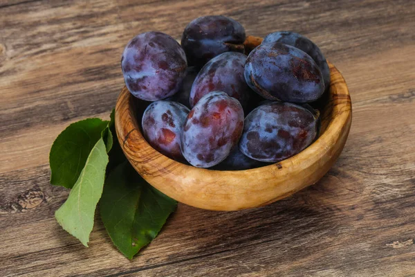 Montón Ciruela Madura Cesta Con Hojas — Foto de Stock