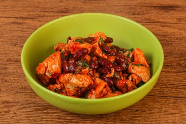 Kızarmış tavuk göğsü ve kırmızı fasulye.