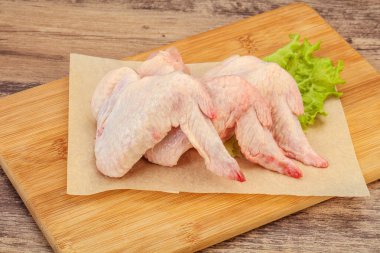 Çiğ tavuk kanatları pişmeye hazır.