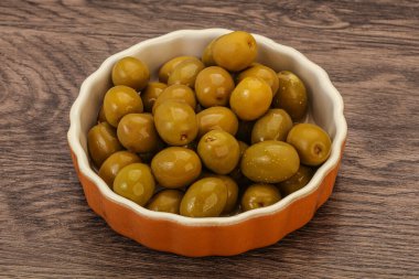 Kavanozda yeşil zeytin turşusu