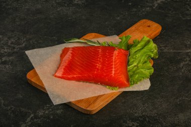 Biberiye servis edilmiş tuzlu somon bifteği.