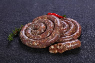 Ham kuzu sosis ızgara için hazır