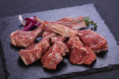 Çiğ kuzu ızgara için hazır.