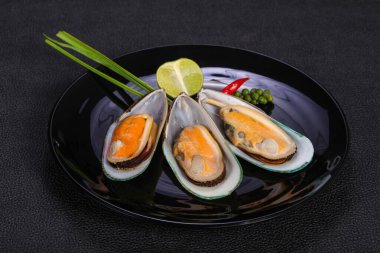 Limonlu ve yeşil biberli yarım midye.