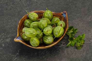 Yapraklı taze, yeşil, tatlı bektaşi üzümü.