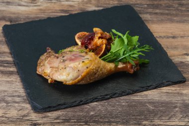 Kavrulmuş. Ördek. erik, incir ve elma ile bacak