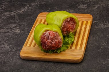 Pişirmek için çiğ biber ve et.