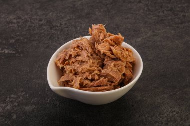 Salata için konserve ton balığı filetosu.