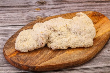 Kızartma için çiğ domuz eti şnitzel.