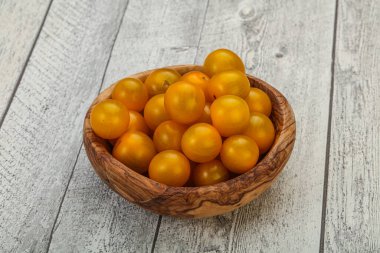 Taze sarı, lezzetli vişneli domates yığını