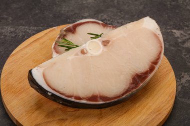 Çiğ köpekbalığı bifteği pişirmek için biberiye servis edilir.