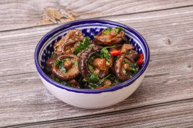 Baharatlı ve otlu terbiye edilmiş Shiitake mantarı.