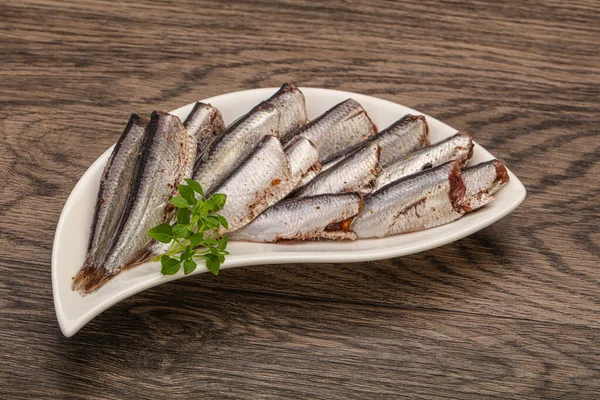 Anchoas Merienda Pescado Tazón Servido Hojas Albahaca —  Fotos de Stock